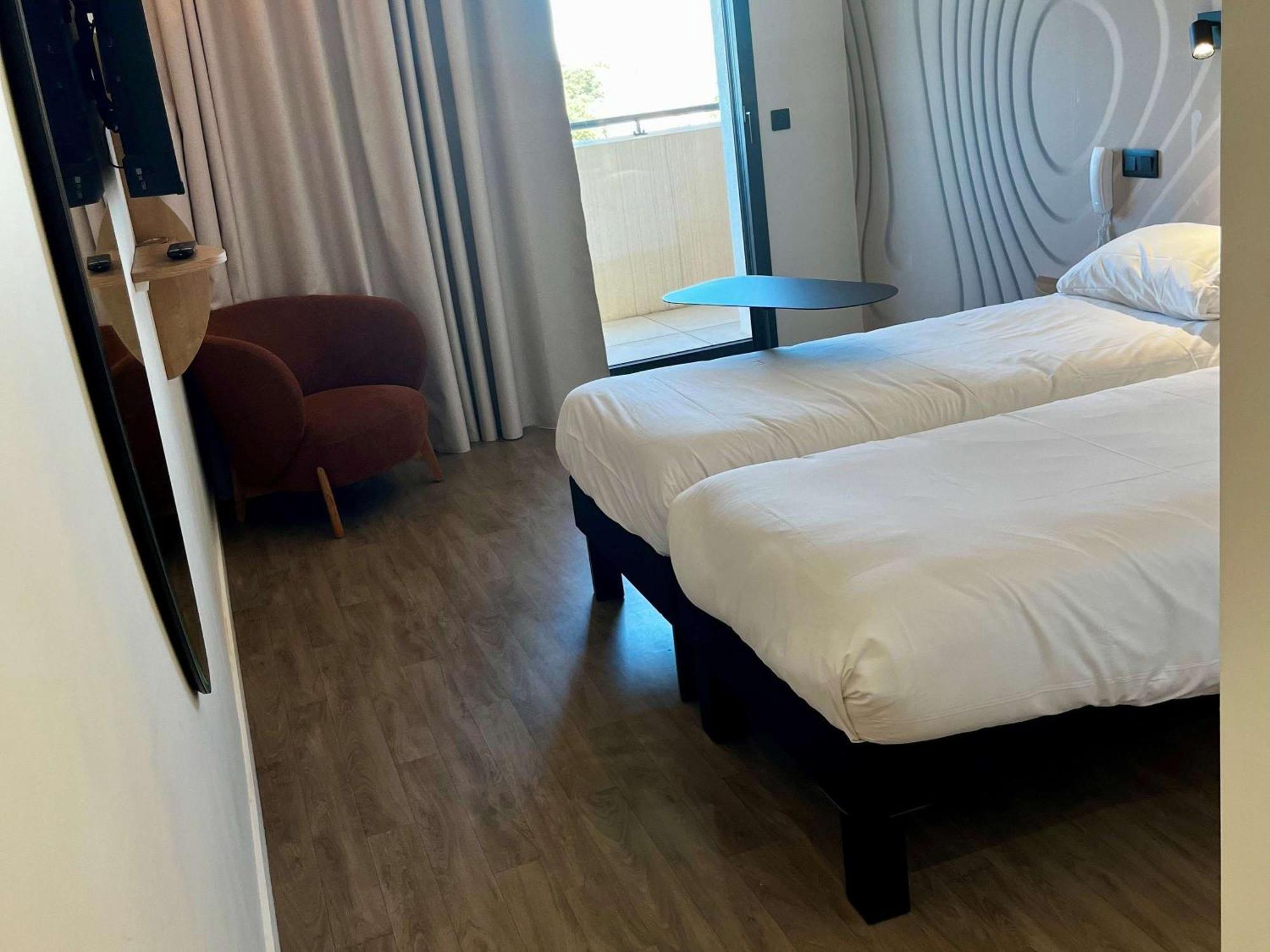 Ibis Styles Cabries Aix-En-Provence Tgv Otel Dış mekan fotoğraf