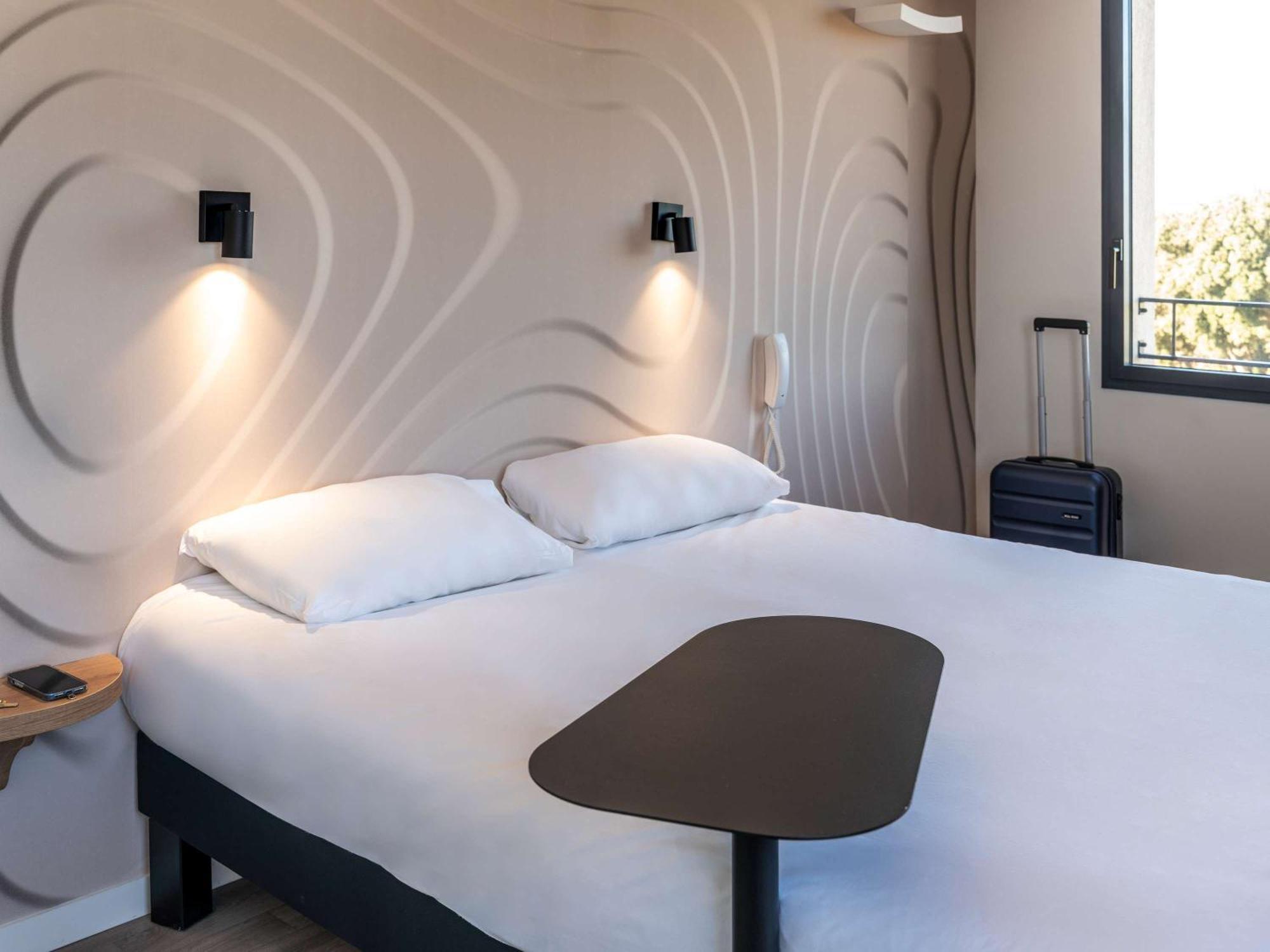 Ibis Styles Cabries Aix-En-Provence Tgv Otel Dış mekan fotoğraf