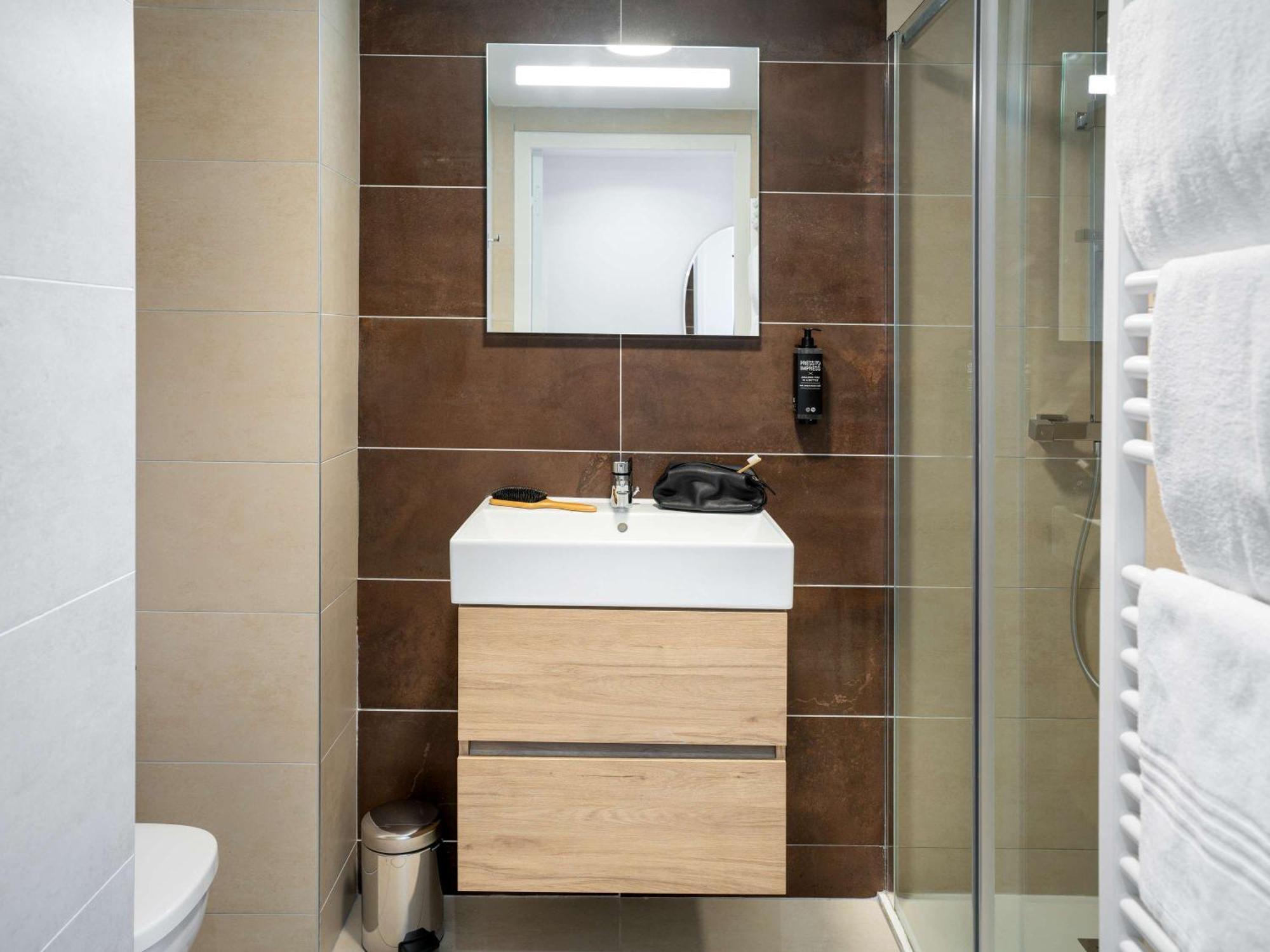 Ibis Styles Cabries Aix-En-Provence Tgv Otel Dış mekan fotoğraf