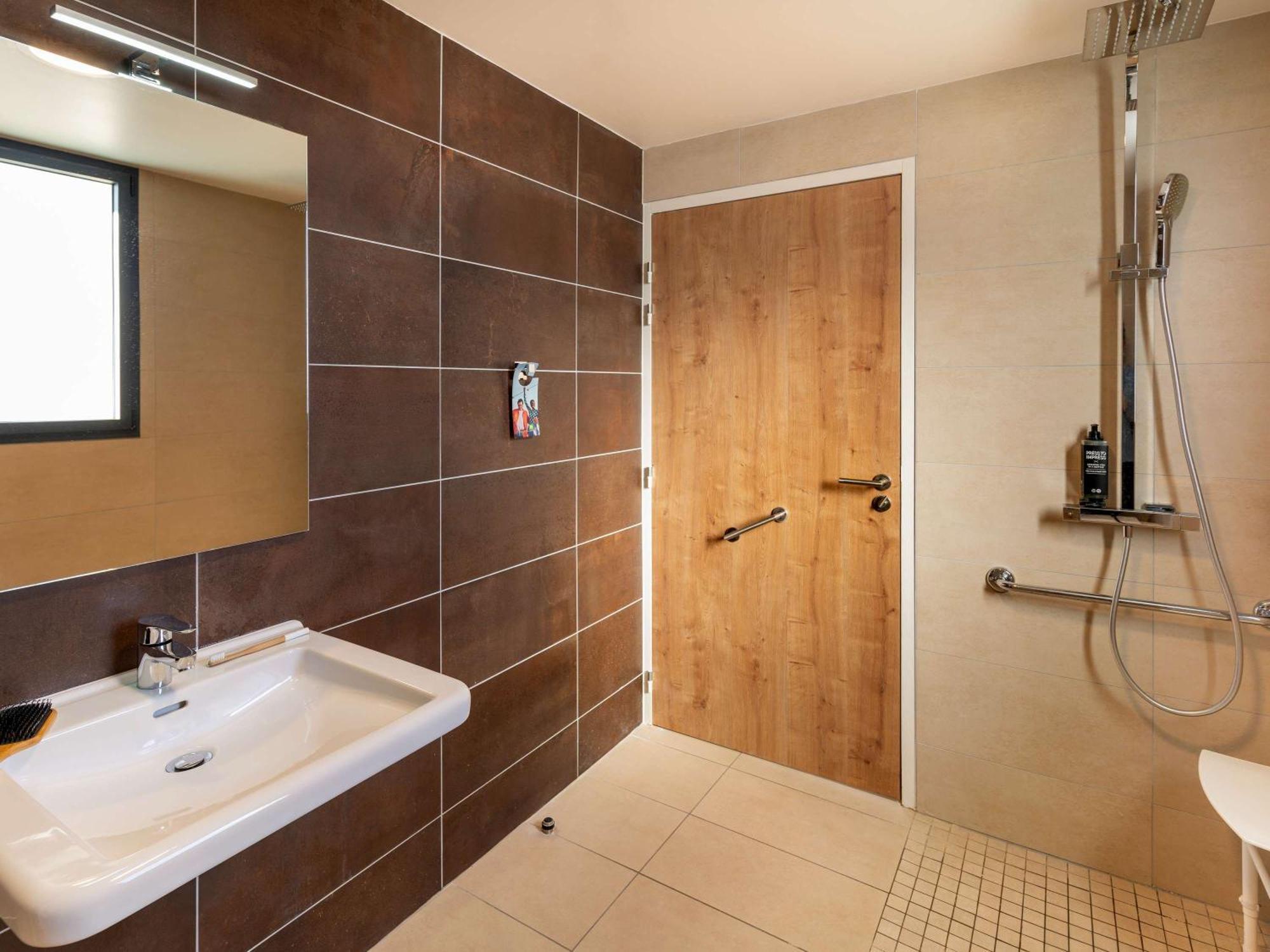 Ibis Styles Cabries Aix-En-Provence Tgv Otel Dış mekan fotoğraf